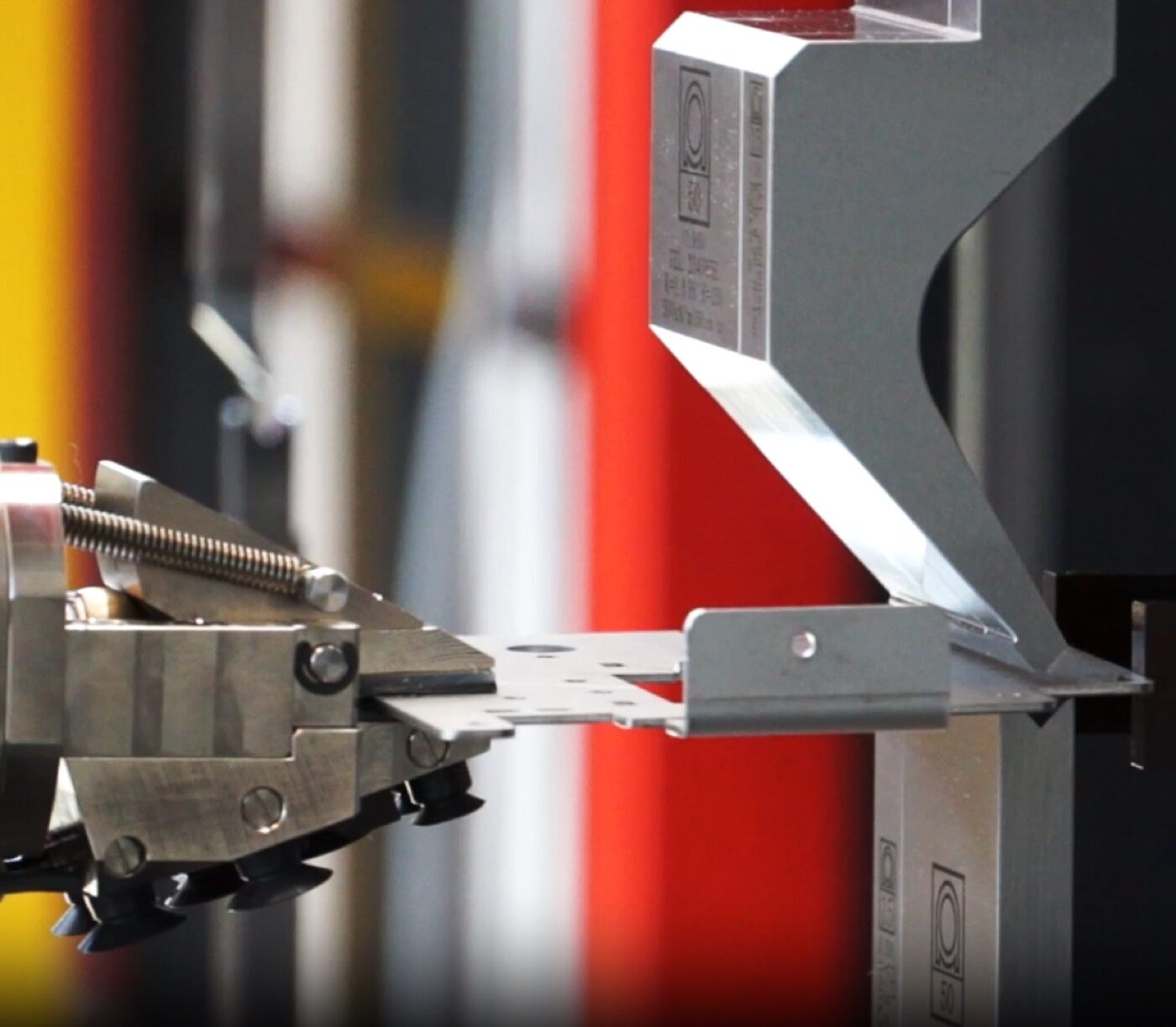 Robotic bending system forming a sheet metal part on the SPM forming floor